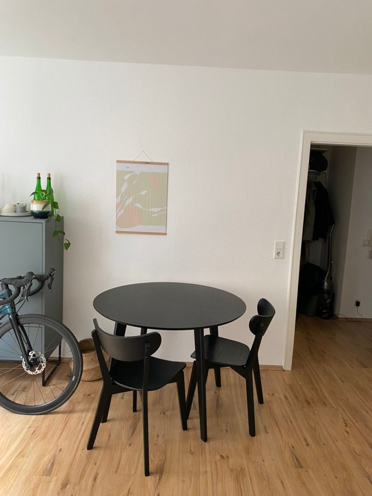 Tisch mit Stühlen